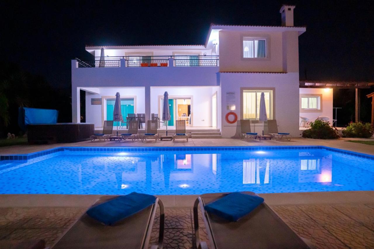 Bella Katerina By Prestige Bookings Coral Bay Exterior photo